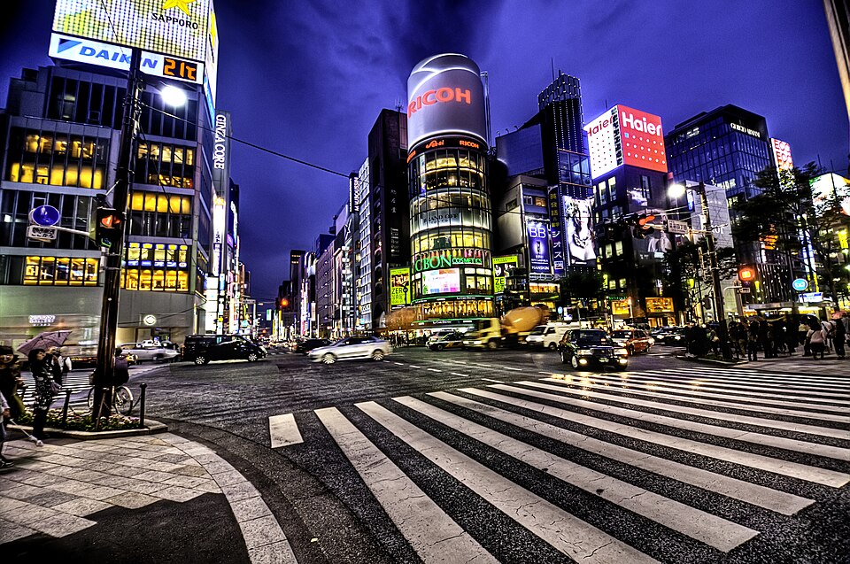Distrito de Ginza à noite, Tóquio — epicentro da bolha imobiliária